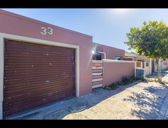 4 BEDROOM HOUSE FOR SALE IN PELICAN PARK